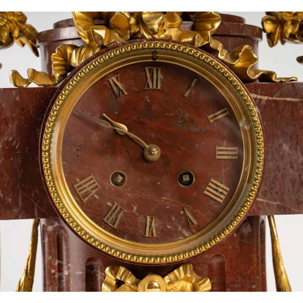 Garniture de cheminée en marbre et bronze bien ciselé et doré travail d’époque Napoléon III | Biron Garniture de cheminée en marbre et bronze bien ciselé et doré travail d’époque Napoléon III