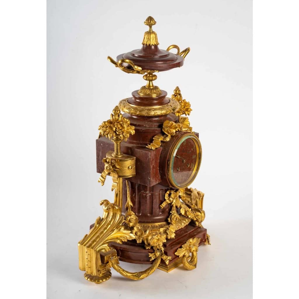 Garniture de cheminée en marbre et bronze bien ciselé et doré travail d’époque Napoléon III | Biron Garniture de cheminée en marbre et bronze bien ciselé et doré travail d’époque Napoléon III