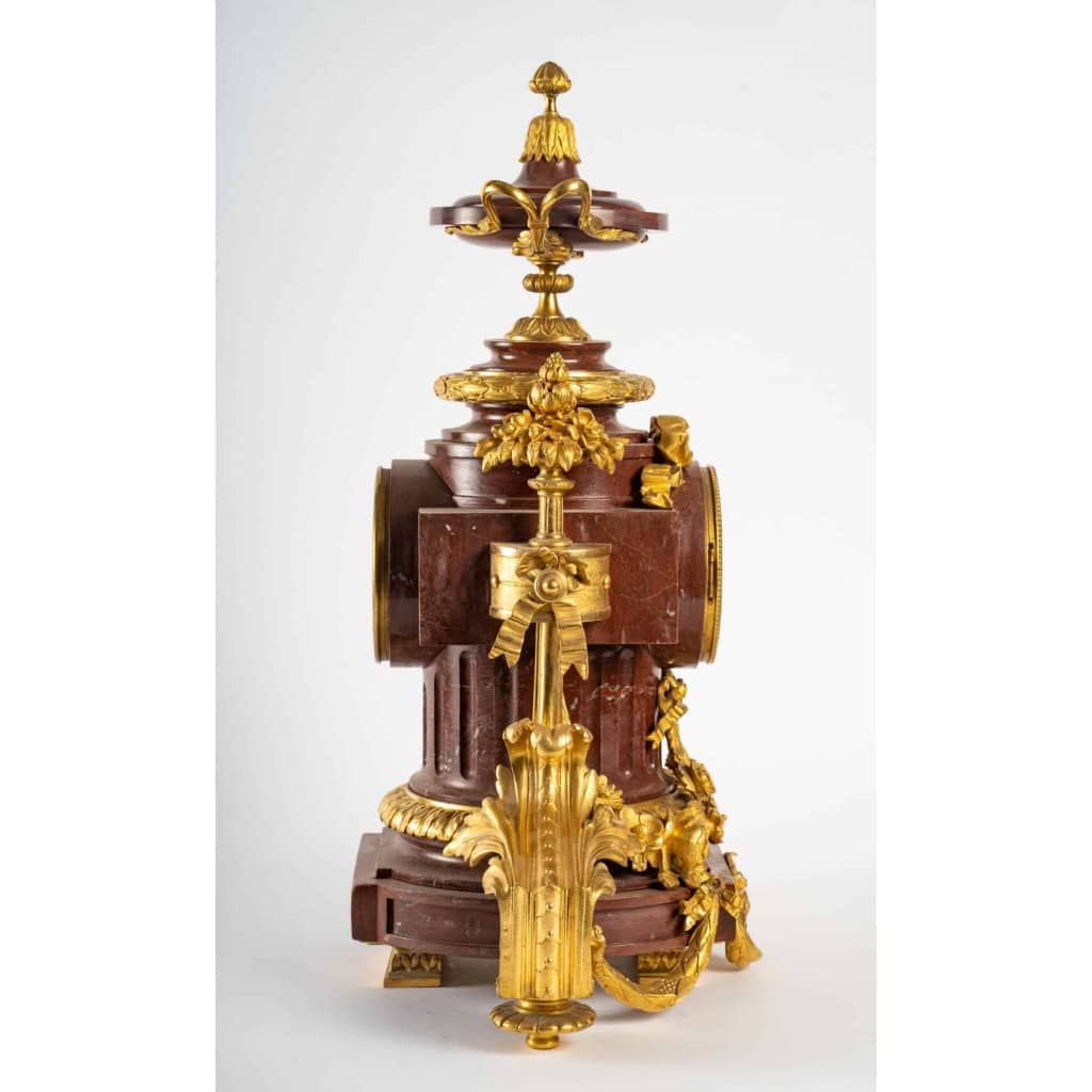 Garniture de cheminée en marbre et bronze bien ciselé et doré travail d’époque Napoléon III | Biron Garniture de cheminée en marbre et bronze bien ciselé et doré travail d’époque Napoléon III