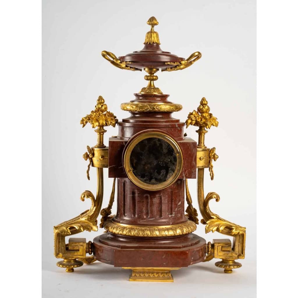 Garniture de cheminée en marbre et bronze bien ciselé et doré travail d’époque Napoléon III | Biron Garniture de cheminée en marbre et bronze bien ciselé et doré travail d’époque Napoléon III