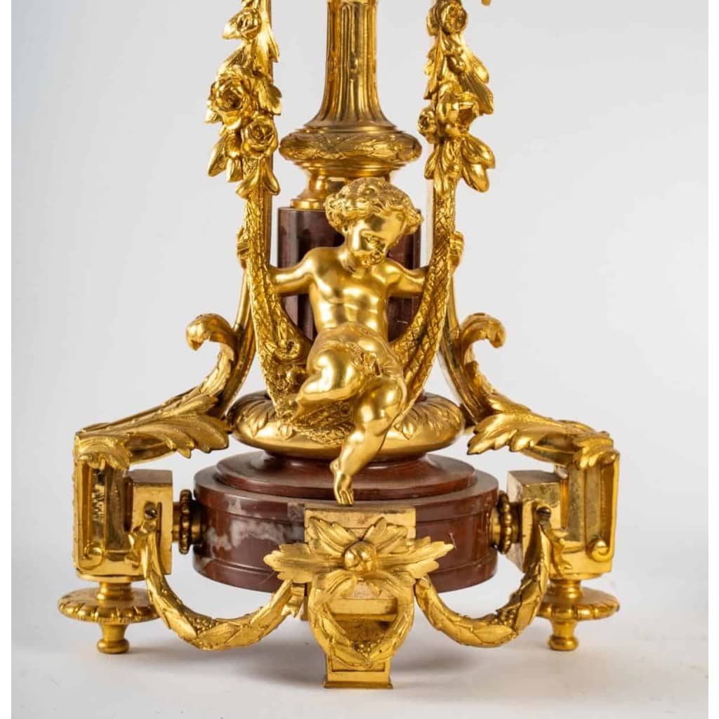 Garniture de cheminée en marbre et bronze bien ciselé et doré travail d’époque Napoléon III | Biron Garniture de cheminée en marbre et bronze bien ciselé et doré travail d’époque Napoléon III