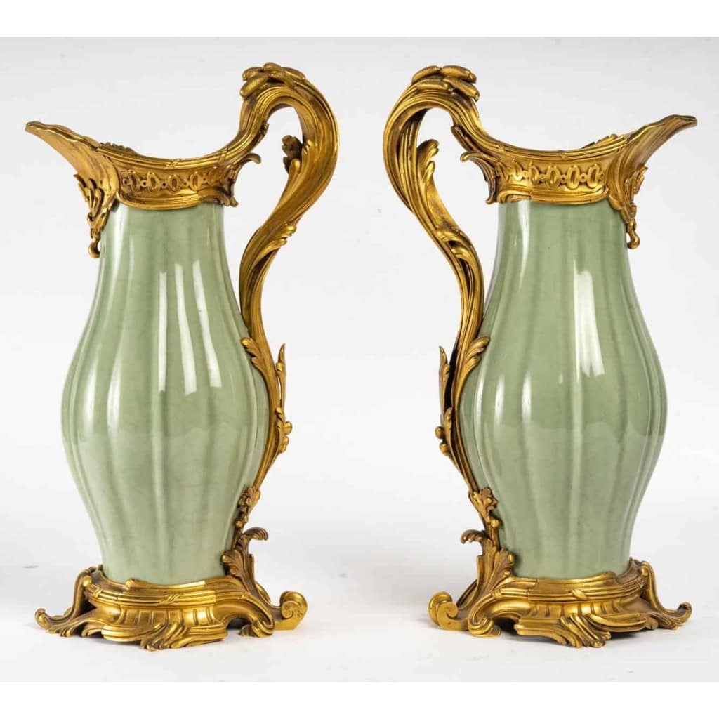 Paire d’aiguières modèle Sormani, porcelaine de Céladon, XIXème siècle | Biron Paire d'aiguières modèle Sormani, porcelaine de Céladon, XIXème siècle