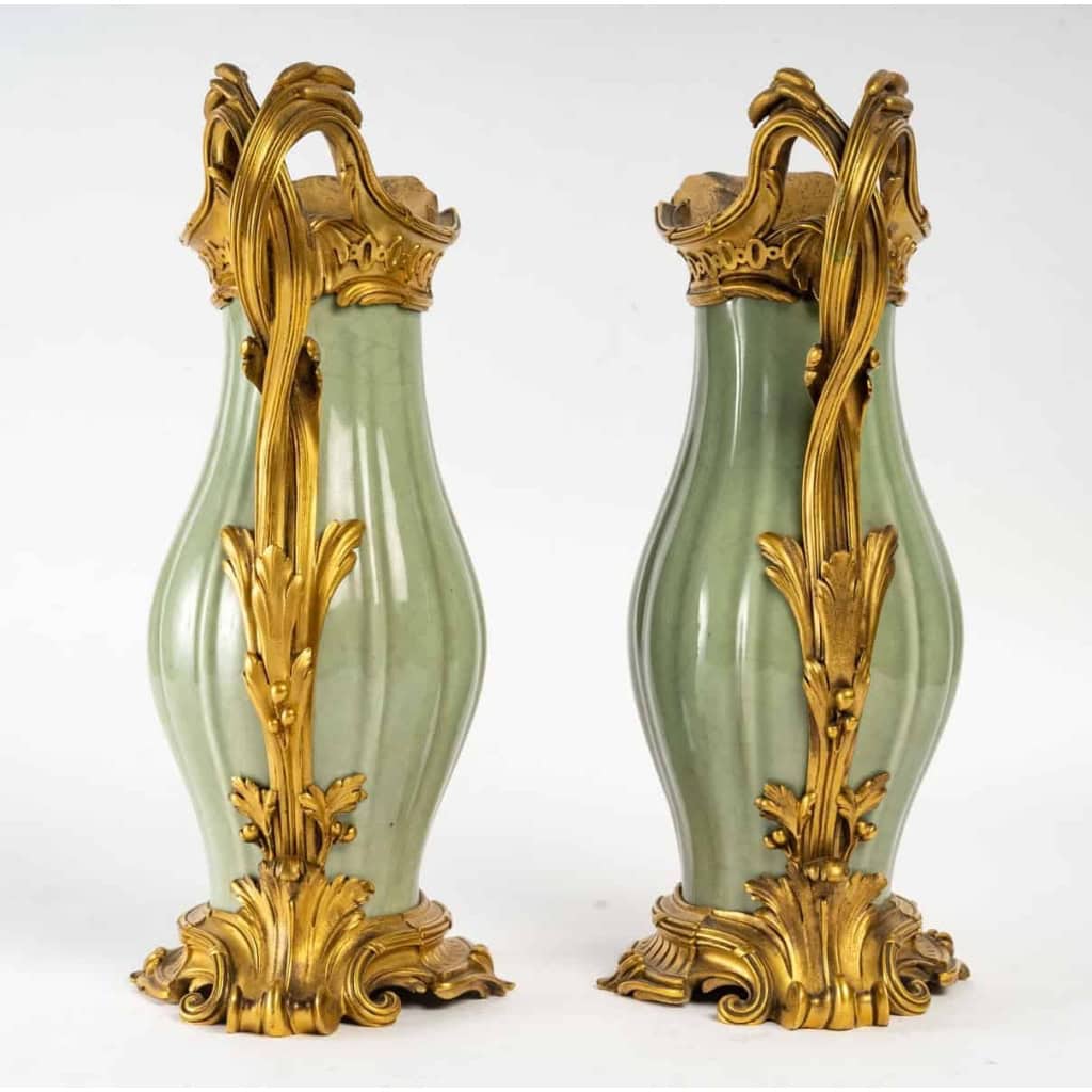 Paire d’aiguières modèle Sormani, porcelaine de Céladon, XIXème siècle | Biron Paire d'aiguières modèle Sormani, porcelaine de Céladon, XIXème siècle