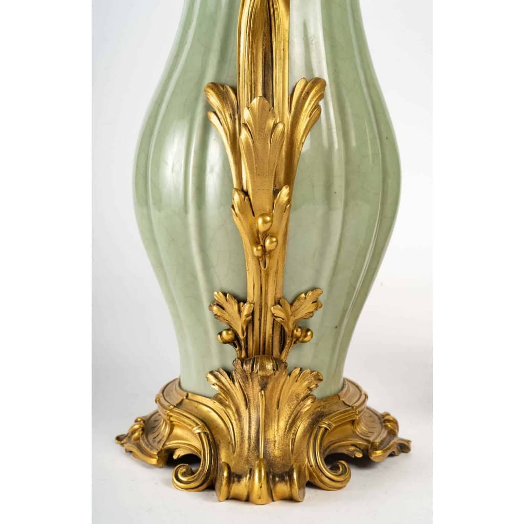 Paire d’aiguières modèle Sormani, porcelaine de Céladon, XIXème siècle | Biron Paire d'aiguières modèle Sormani, porcelaine de Céladon, XIXème siècle