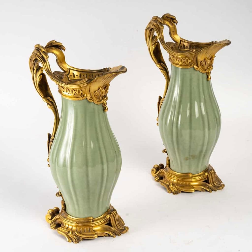 Paire d’aiguières modèle Sormani, porcelaine de Céladon, XIXème siècle | Biron Paire d'aiguières modèle Sormani, porcelaine de Céladon, XIXème siècle