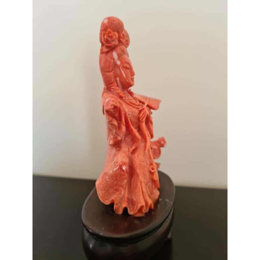 Corail Chine vers 1940 – Femme à l’éventail | Biron Corail Chine vers 1940 - Femme à l'éventail