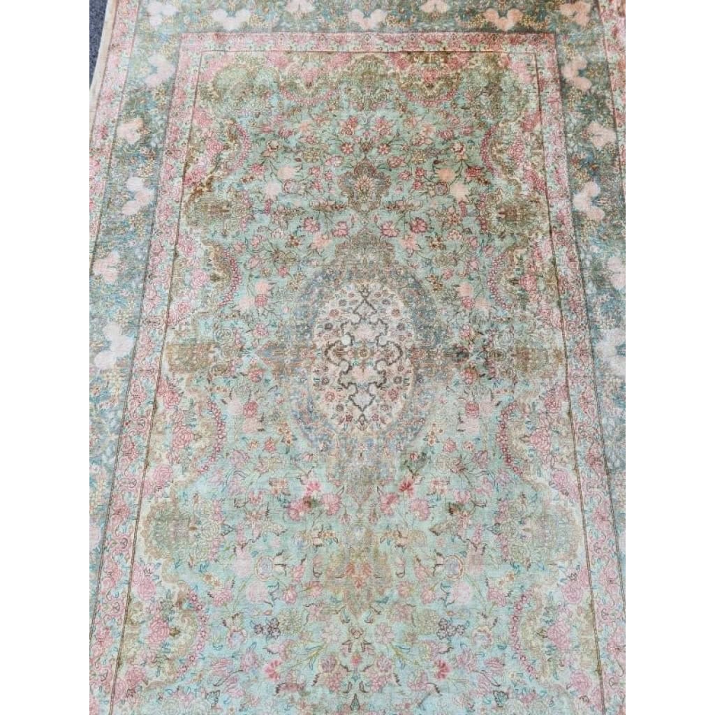 Tapis En Soie Ghoum signé – Iran Vers 1950 époque du Shah | Biron Tapis En Soie Ghoum signé - Iran Vers 1950 époque du Shah