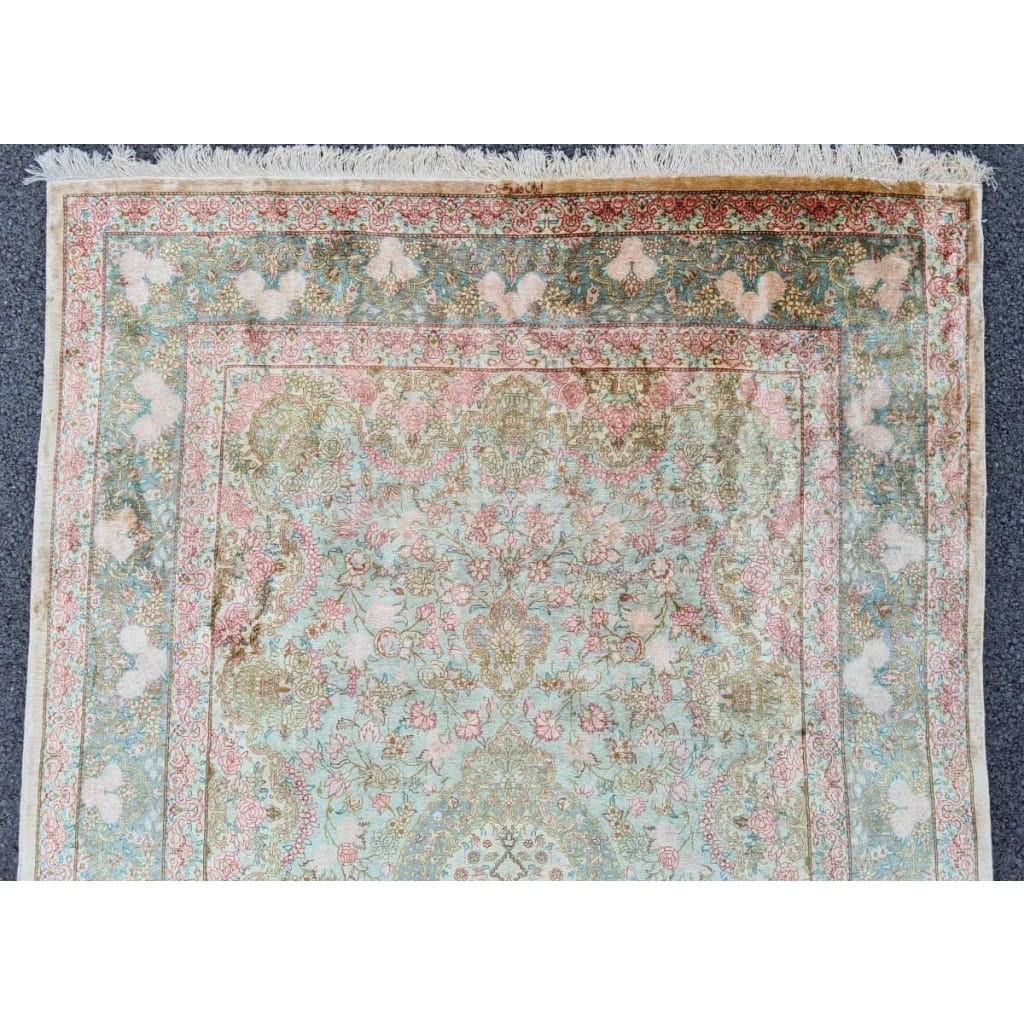 Tapis En Soie Ghoum signé – Iran Vers 1950 époque du Shah | Biron Tapis En Soie Ghoum signé - Iran Vers 1950 époque du Shah