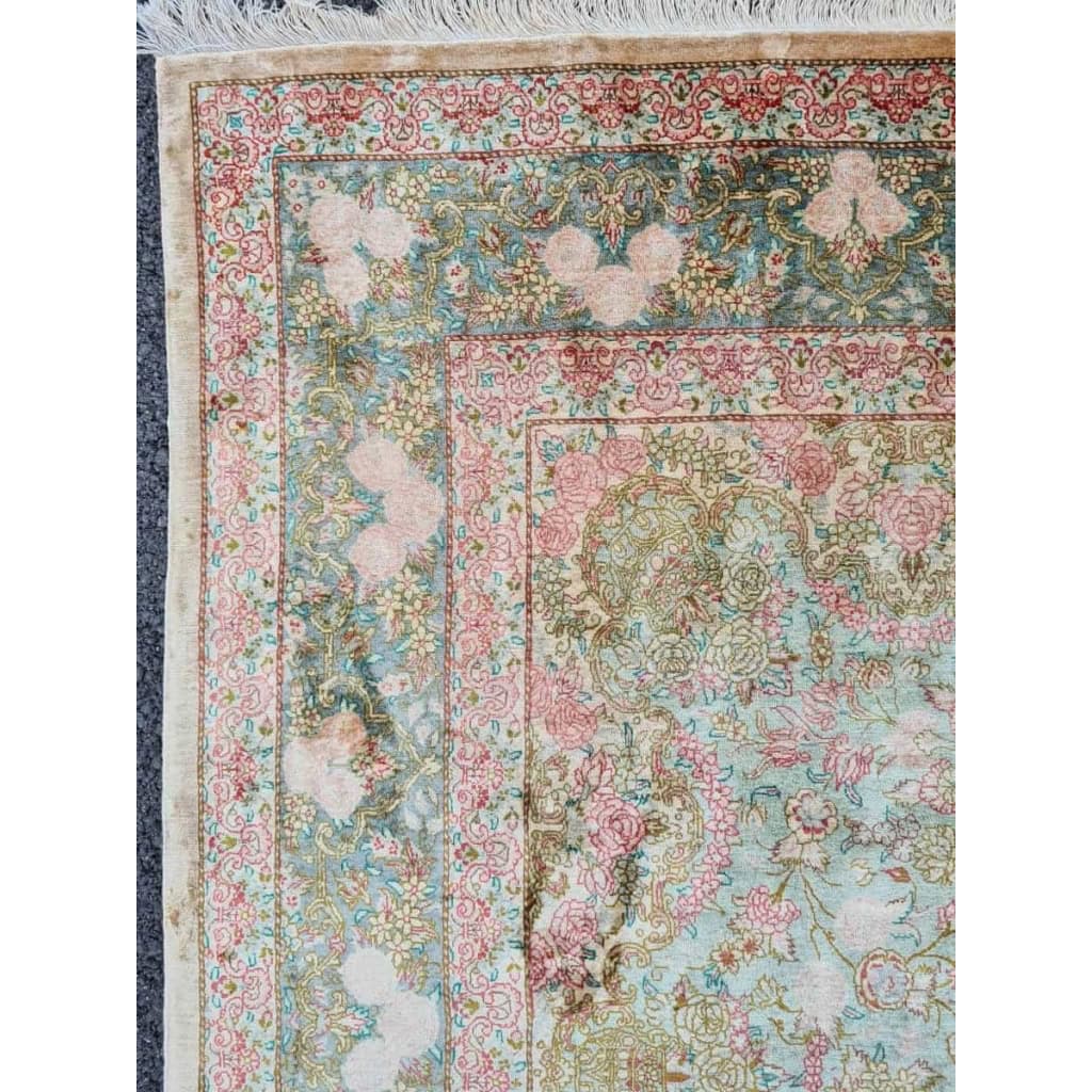 Tapis En Soie Ghoum signé – Iran Vers 1950 époque du Shah | Biron Tapis En Soie Ghoum signé - Iran Vers 1950 époque du Shah