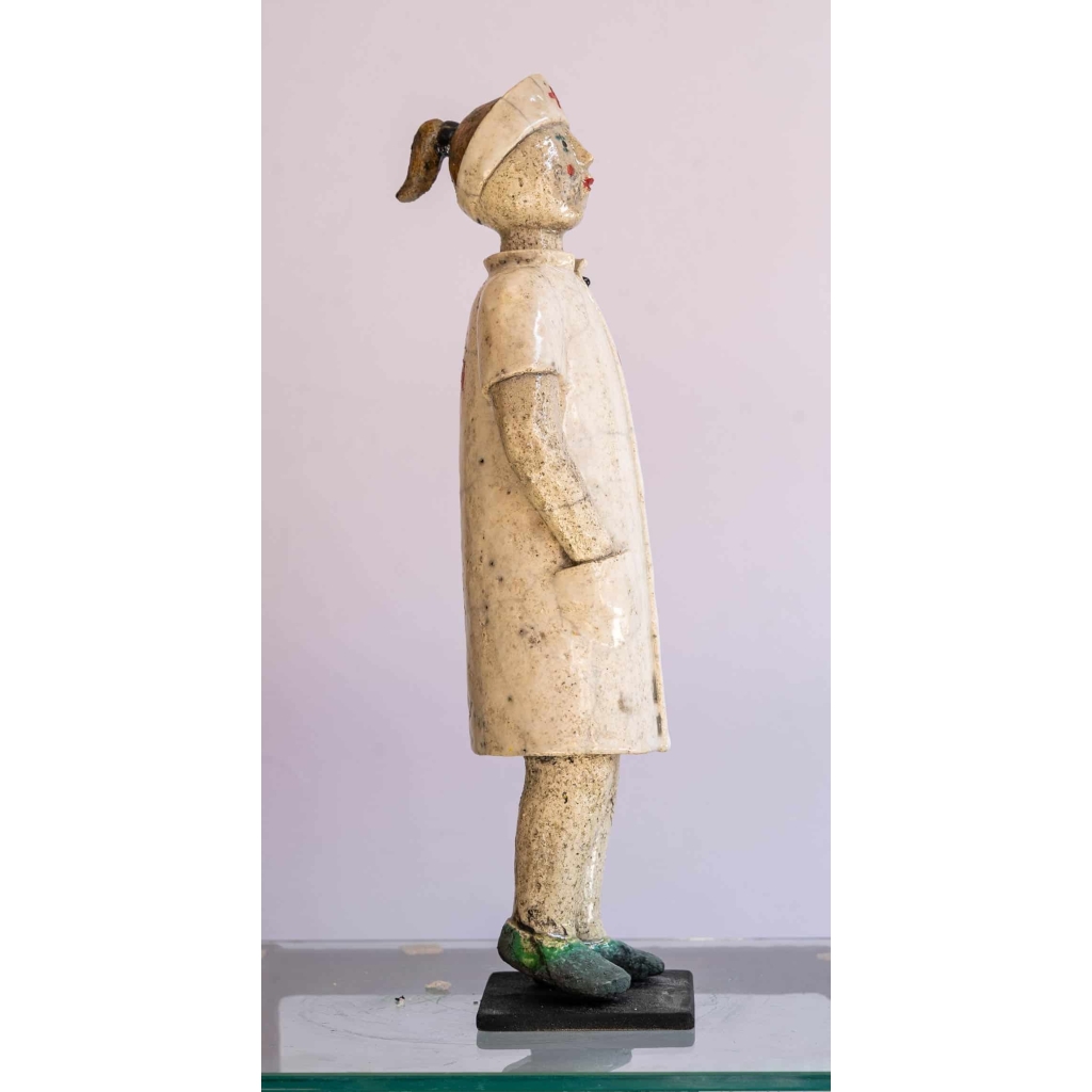 Sculpture raku par CLEM – l’infirmière | Biron Sculpture raku par CLEM - l'infirmière