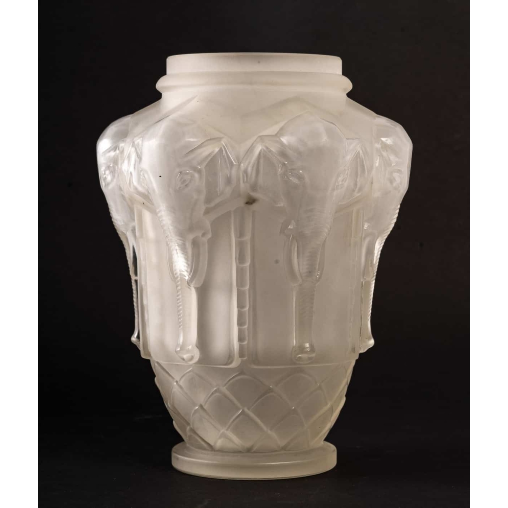 Vase en verre blanc pressé et moulé, 1920 – 1930 | Biron ||||||||