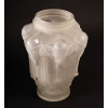 Vase en verre blanc pressé et moulé, 1920 – 1930 | Biron Vase en verre blanc pressé et moulé, 1920 - 1930