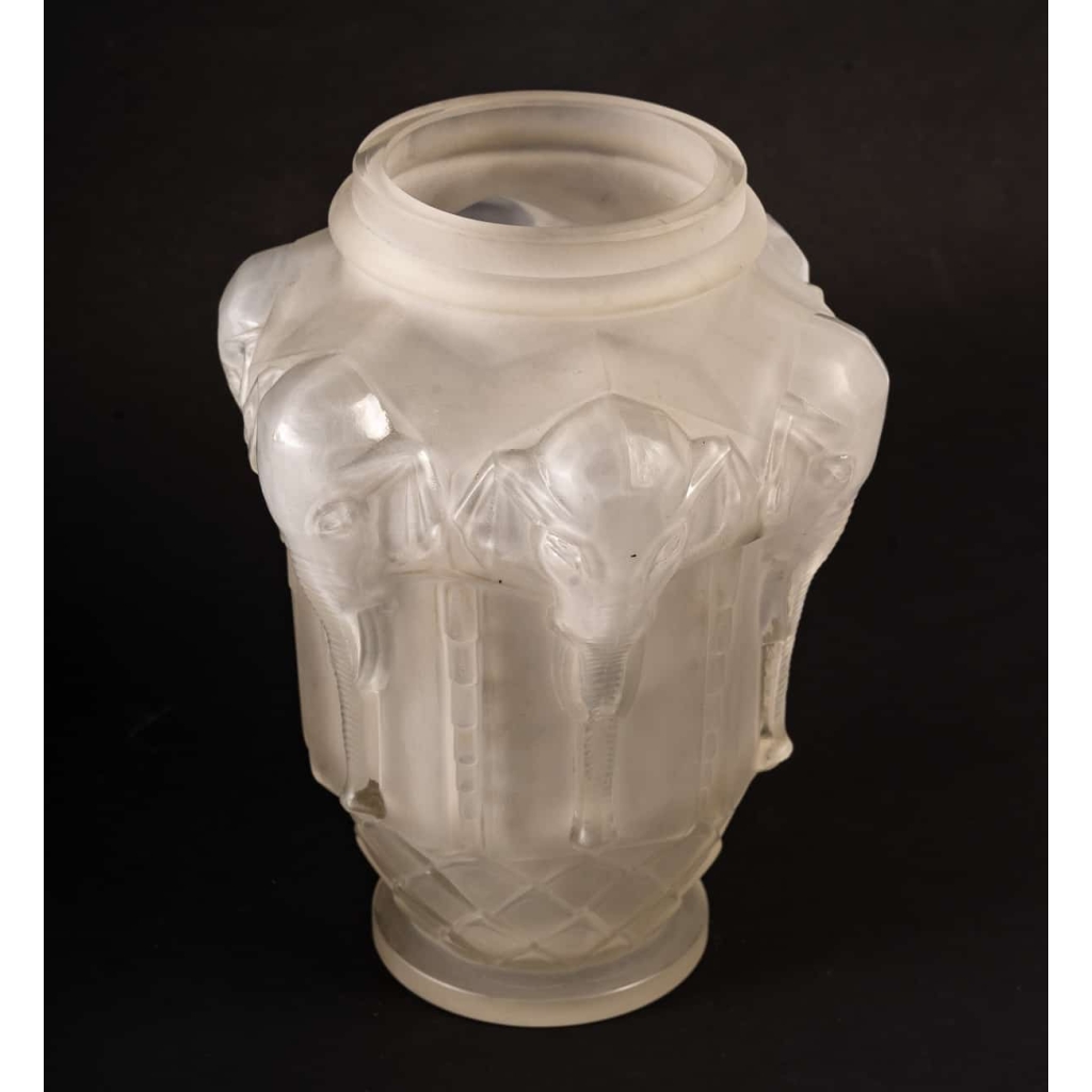 Vase en verre blanc pressé et moulé, 1920 – 1930 | Biron Vase en verre blanc pressé et moulé, 1920 - 1930