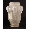 Vase en verre blanc pressé et moulé, 1920 – 1930 | Biron Vase en verre blanc pressé et moulé, 1920 - 1930