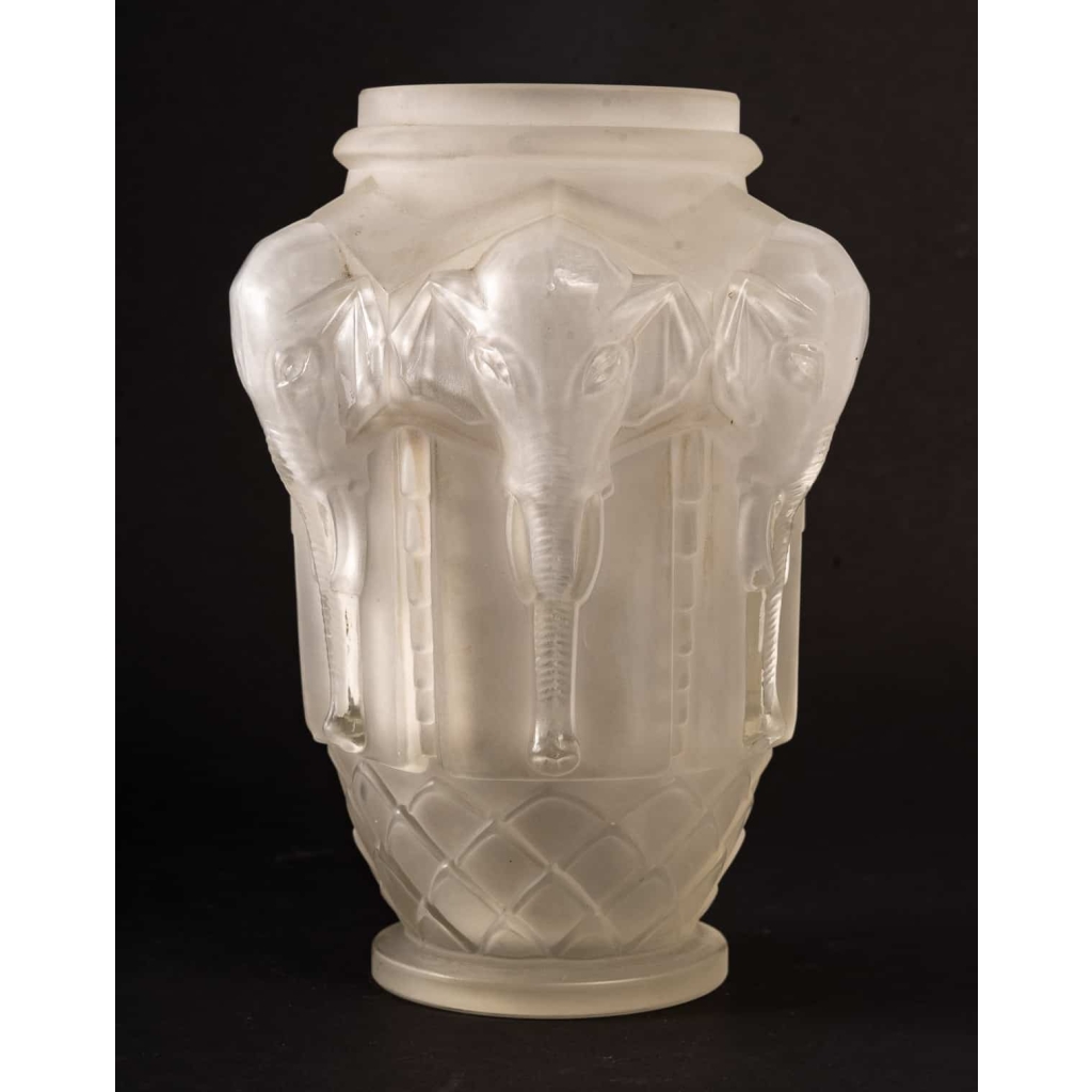 Vase en verre blanc pressé et moulé, 1920 – 1930 | Biron Vase en verre blanc pressé et moulé, 1920 - 1930
