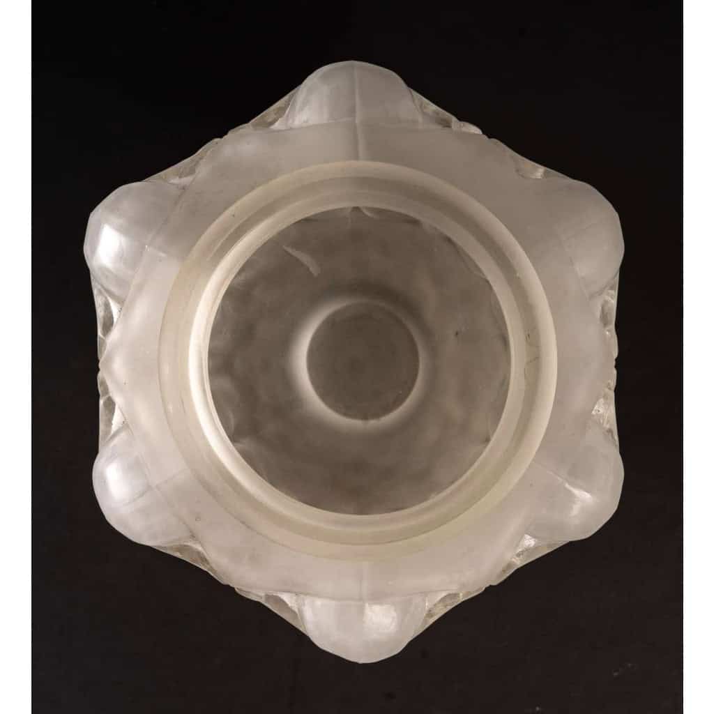 Vase en verre blanc pressé et moulé, 1920 – 1930 | Biron Vase en verre blanc pressé et moulé, 1920 - 1930