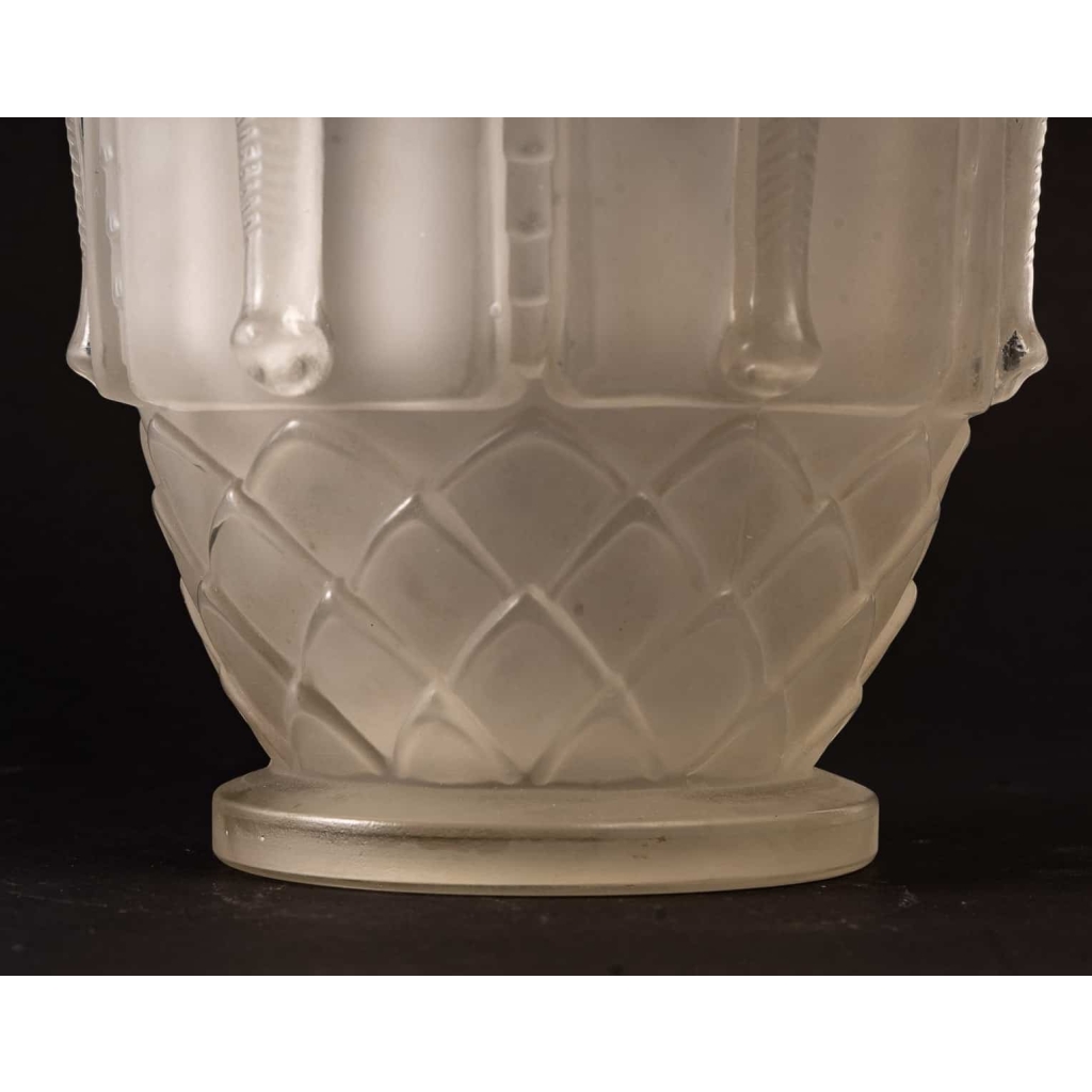Vase en verre blanc pressé et moulé, 1920 – 1930 | Biron Vase en verre blanc pressé et moulé, 1920 - 1930