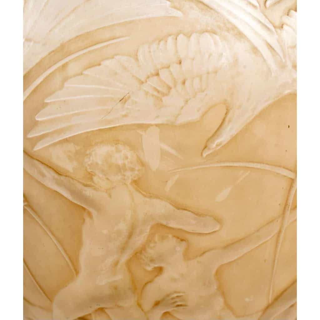 Vase « Archers » verre blanc patiné sépia de René LALIQUE | Biron Vase "Archers" verre blanc patiné sépia de René LALIQUE