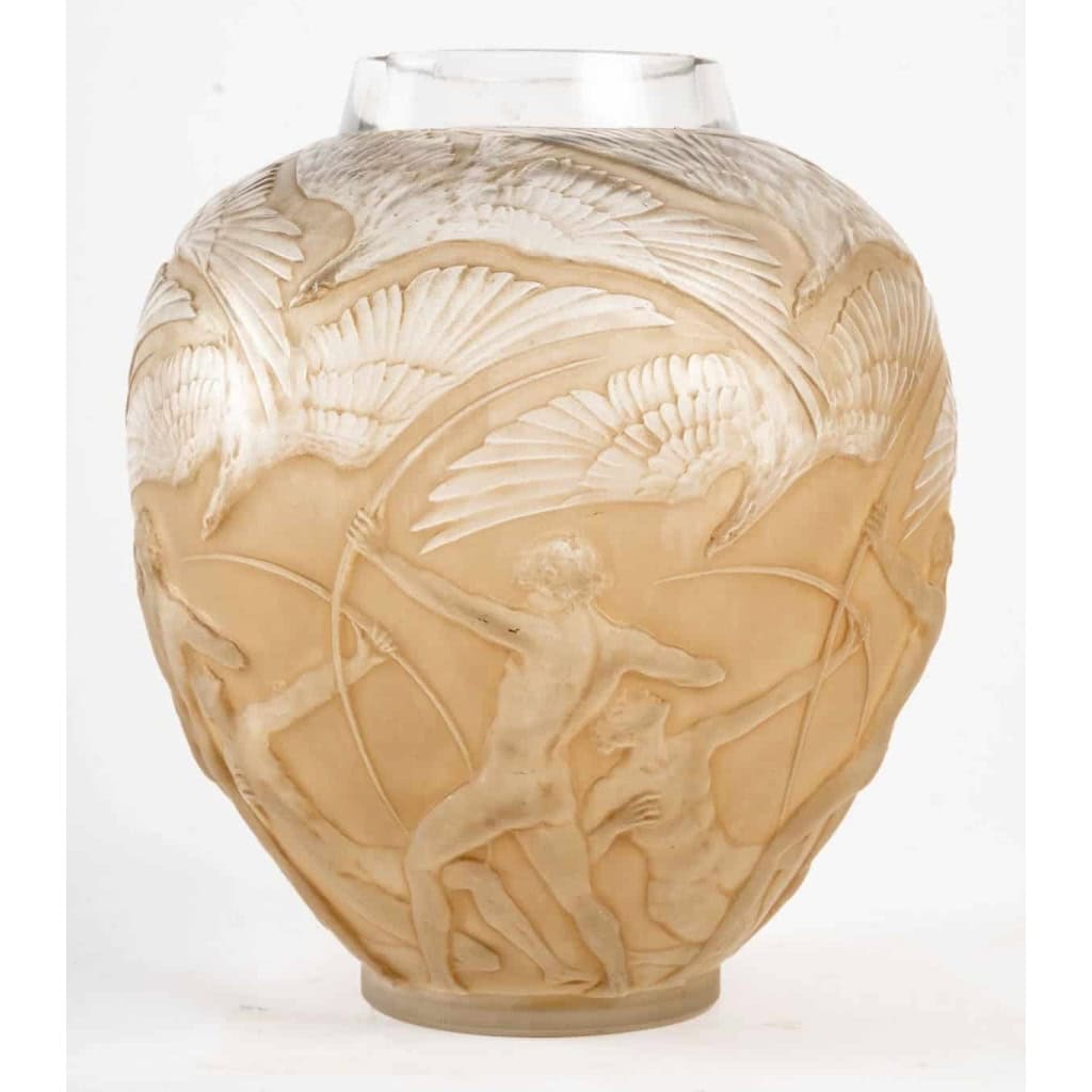 Vase « Archers » verre blanc patiné sépia de René LALIQUE | Biron Vase "Archers" verre blanc patiné sépia de René LALIQUE