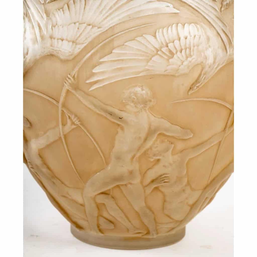 Vase « Archers » verre blanc patiné sépia de René LALIQUE | Biron Vase "Archers" verre blanc patiné sépia de René LALIQUE