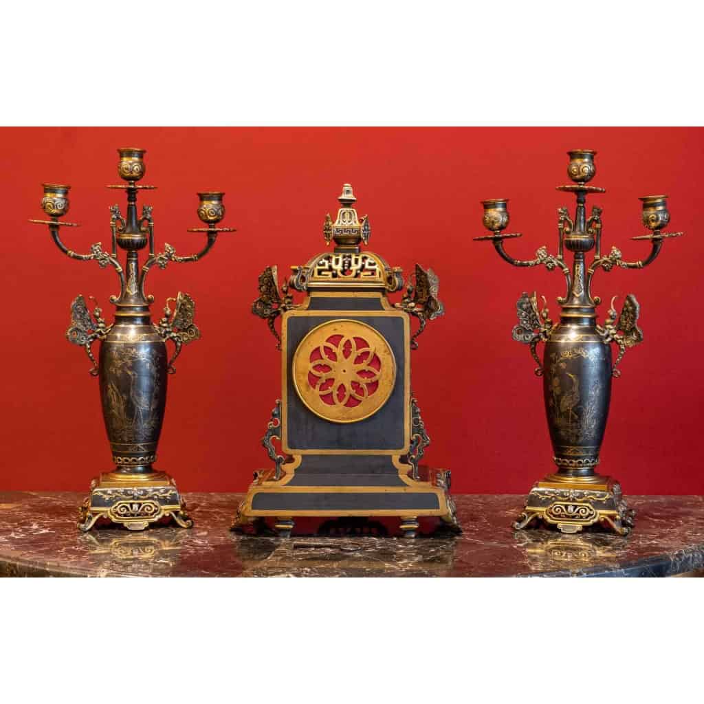 Garniture de cheminée aux papillons et pagodes , Edouard Lièvre, XIXème | Biron Garniture de cheminée aux papillons et pagodes , Edouard Lièvre, XIXème