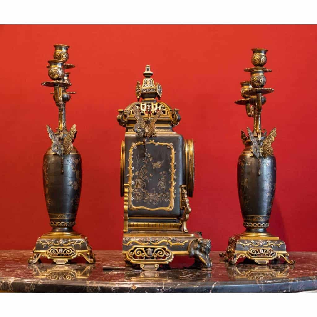 Garniture de cheminée aux papillons et pagodes , Edouard Lièvre, XIXème | Biron Garniture de cheminée aux papillons et pagodes , Edouard Lièvre, XIXème