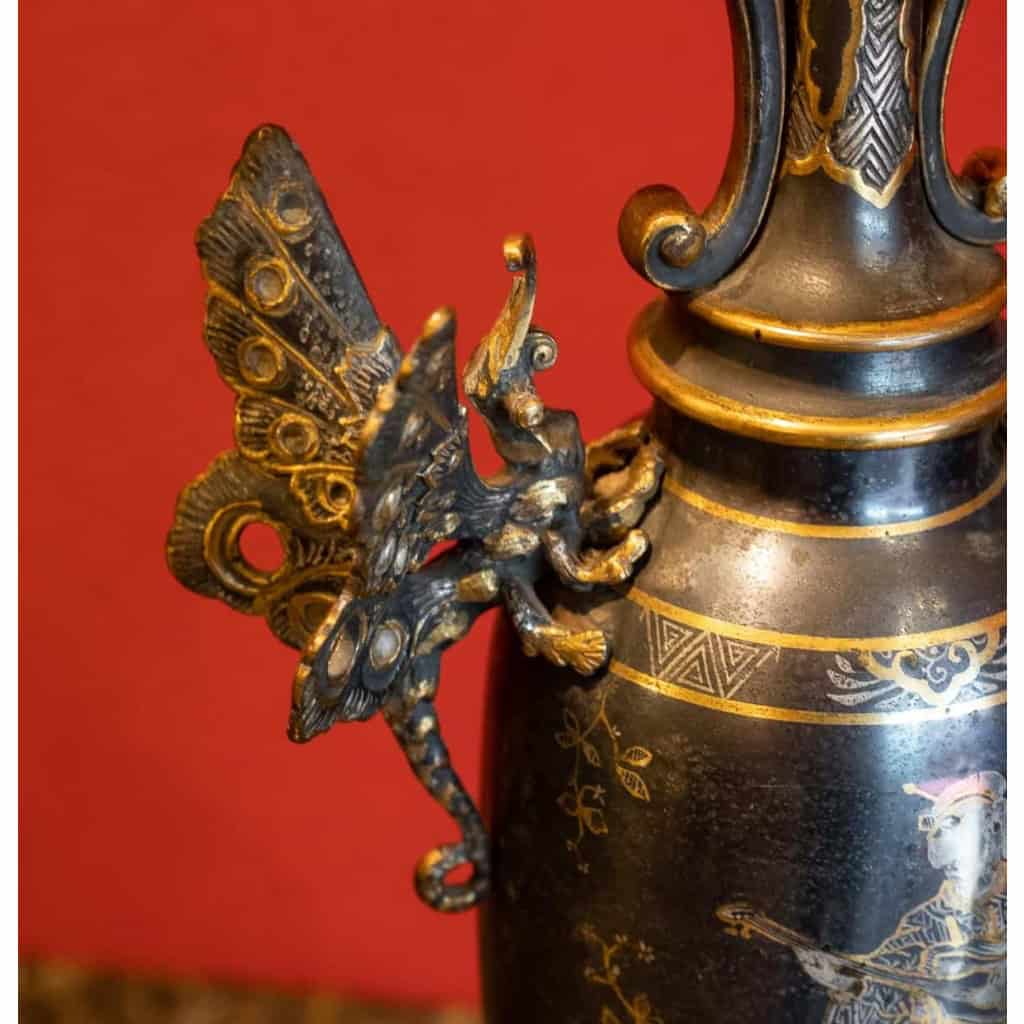 Garniture de cheminée aux papillons et pagodes , Edouard Lièvre, XIXème | Biron Garniture de cheminée aux papillons et pagodes , Edouard Lièvre, XIXème