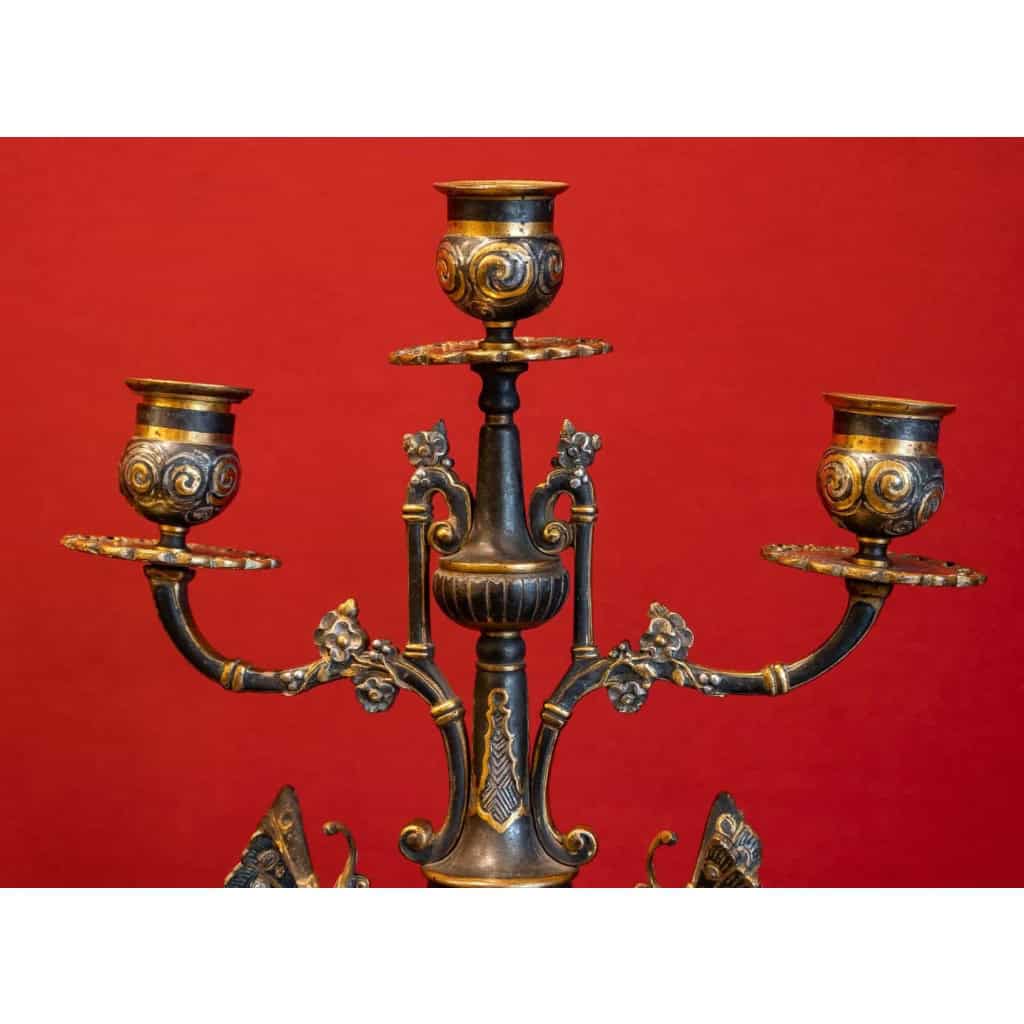 Garniture de cheminée aux papillons et pagodes , Edouard Lièvre, XIXème | Biron Garniture de cheminée aux papillons et pagodes , Edouard Lièvre, XIXème