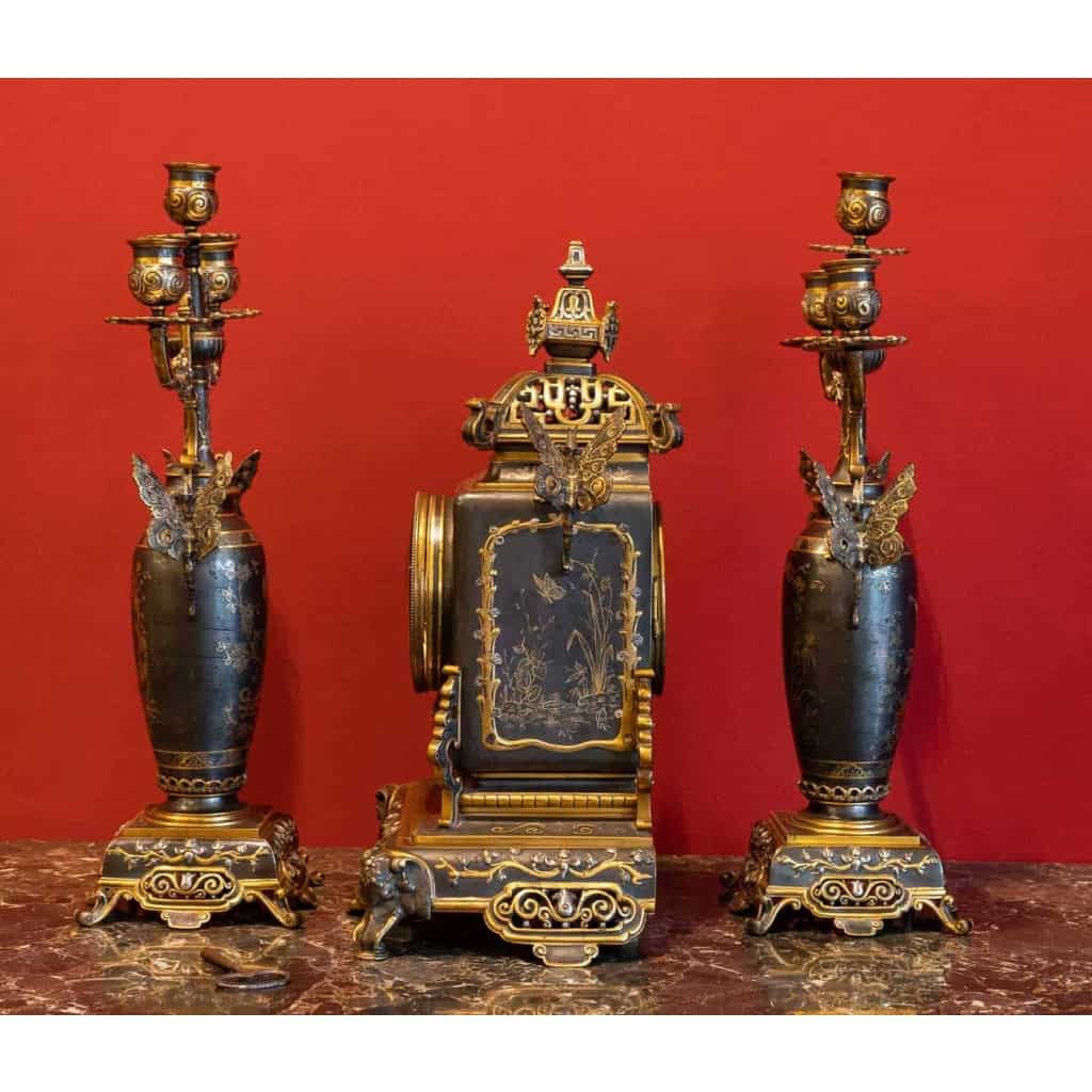 Garniture de cheminée aux papillons et pagodes , Edouard Lièvre, XIXème | Biron Garniture de cheminée aux papillons et pagodes , Edouard Lièvre, XIXème