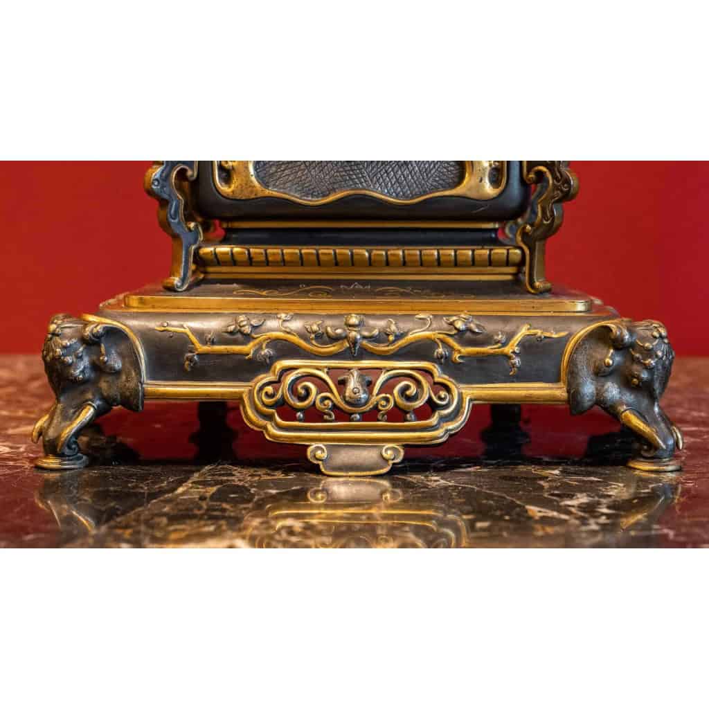 Garniture de cheminée aux papillons et pagodes , Edouard Lièvre, XIXème | Biron Garniture de cheminée aux papillons et pagodes , Edouard Lièvre, XIXème