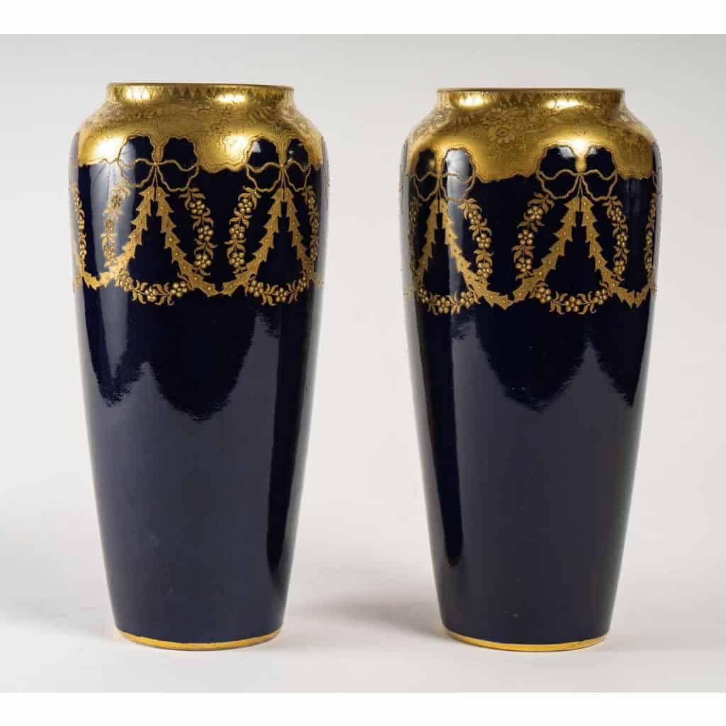 Paire de vases Bleu Sèvres signés. Fin XIXème | Biron Paire de vases Bleu Sèvres signés. Fin XIXème