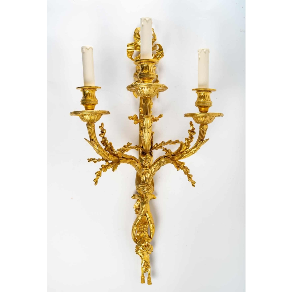 Paire d’appliques de style Louis XVI datées de 1881. | Biron Paire d'appliques de style Louis XVI datées de 1881.