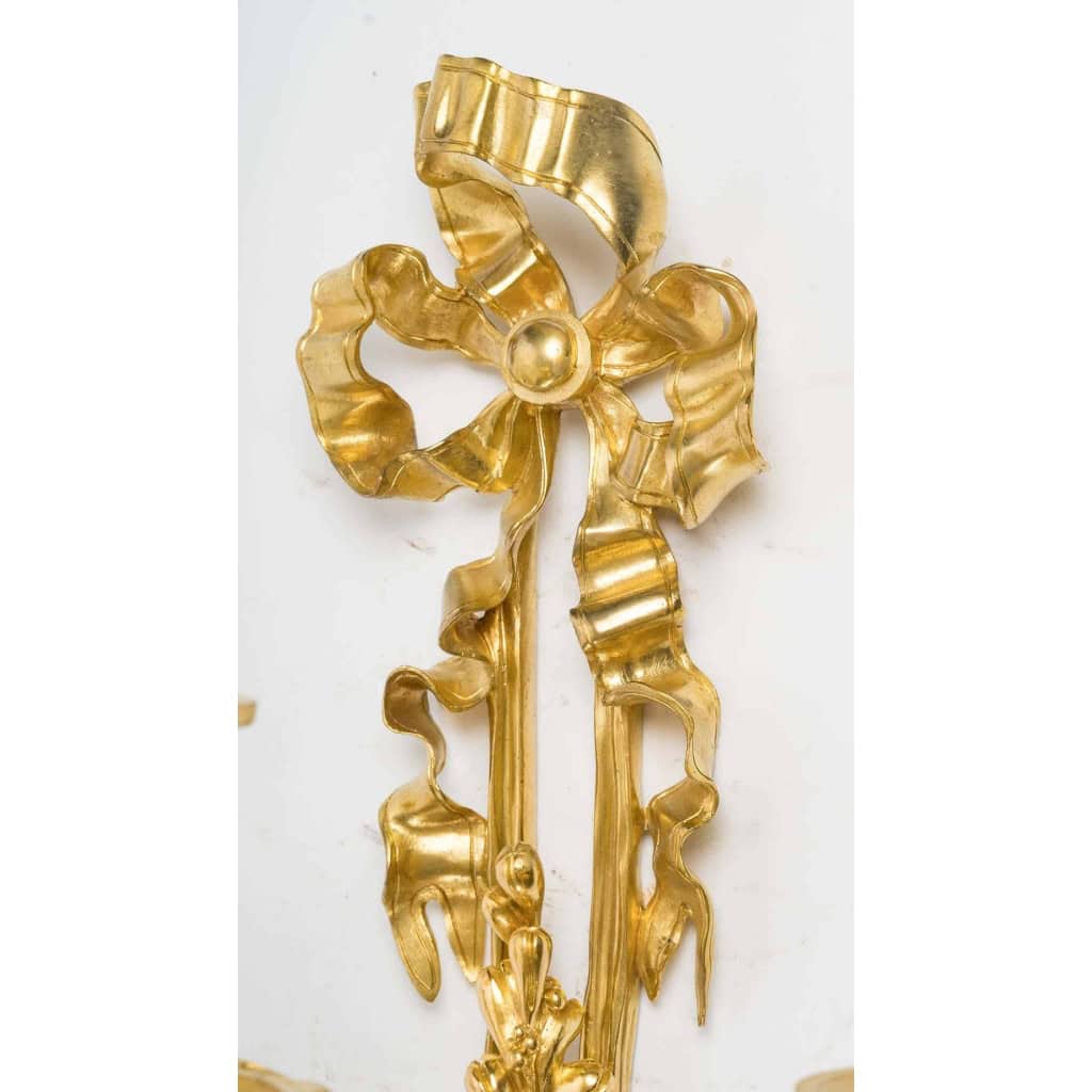 Paire d’appliques de style Louis XVI datées de 1881. | Biron Paire d'appliques de style Louis XVI datées de 1881.