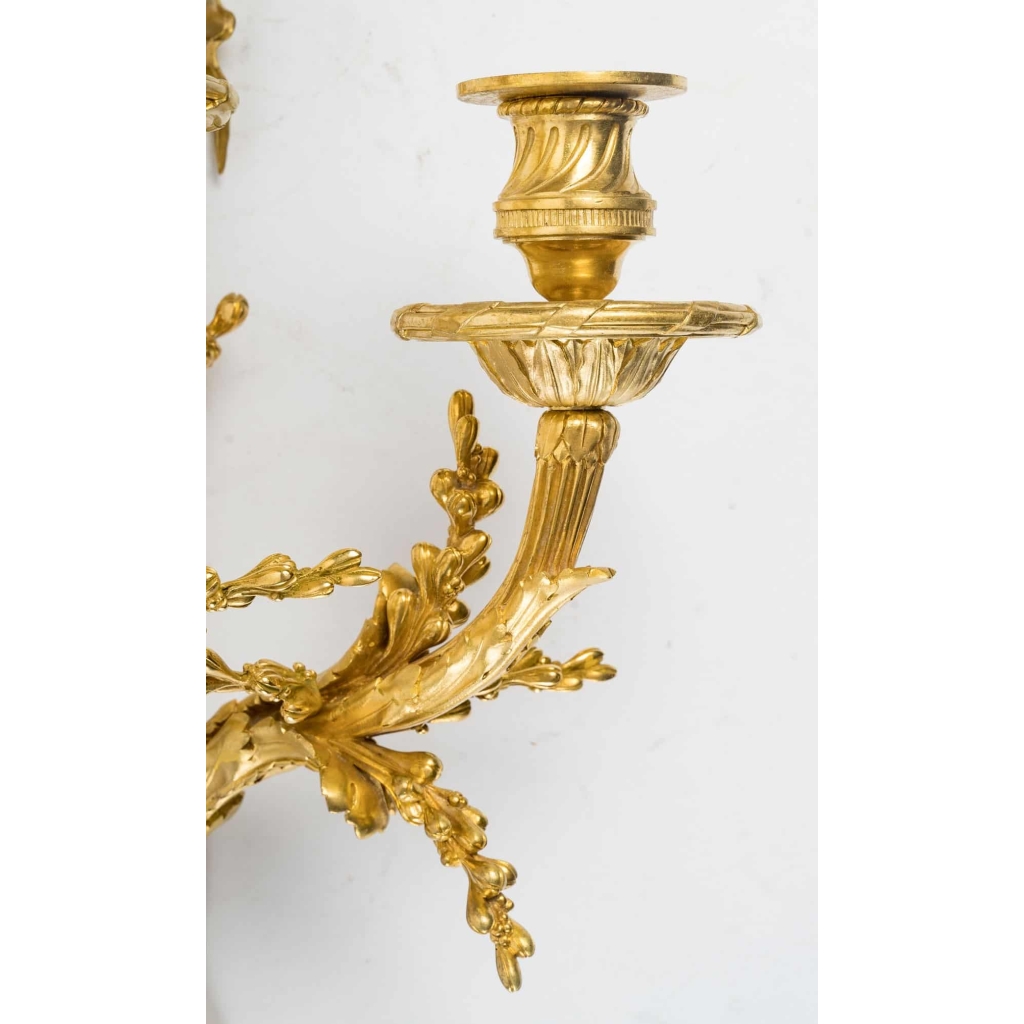 Paire d’appliques de style Louis XVI datées de 1881. | Biron Paire d'appliques de style Louis XVI datées de 1881.
