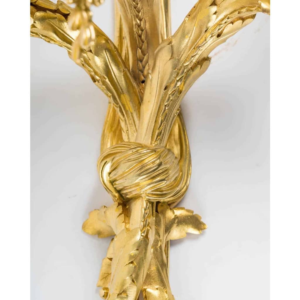 Paire d’appliques de style Louis XVI datées de 1881. | Biron Paire d'appliques de style Louis XVI datées de 1881.
