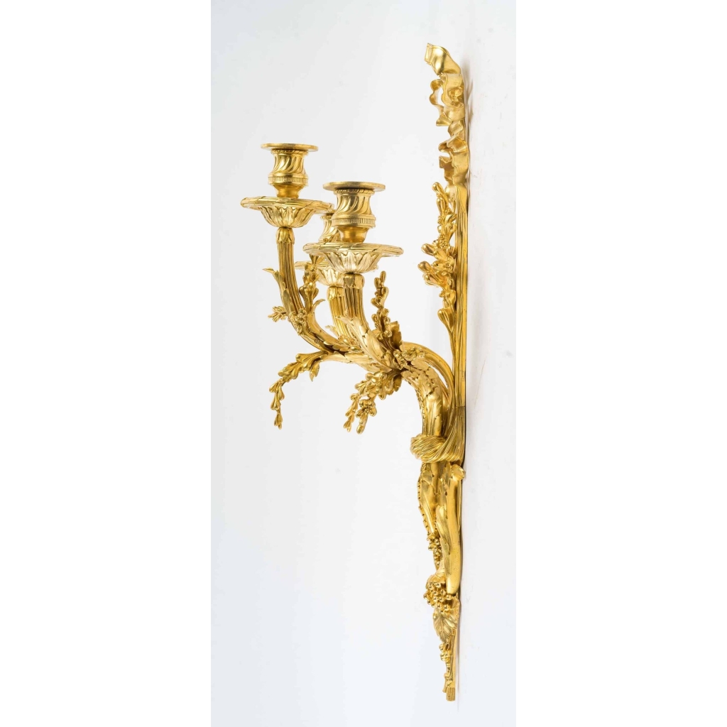 Paire d’appliques de style Louis XVI datées de 1881. | Biron Paire d'appliques de style Louis XVI datées de 1881.