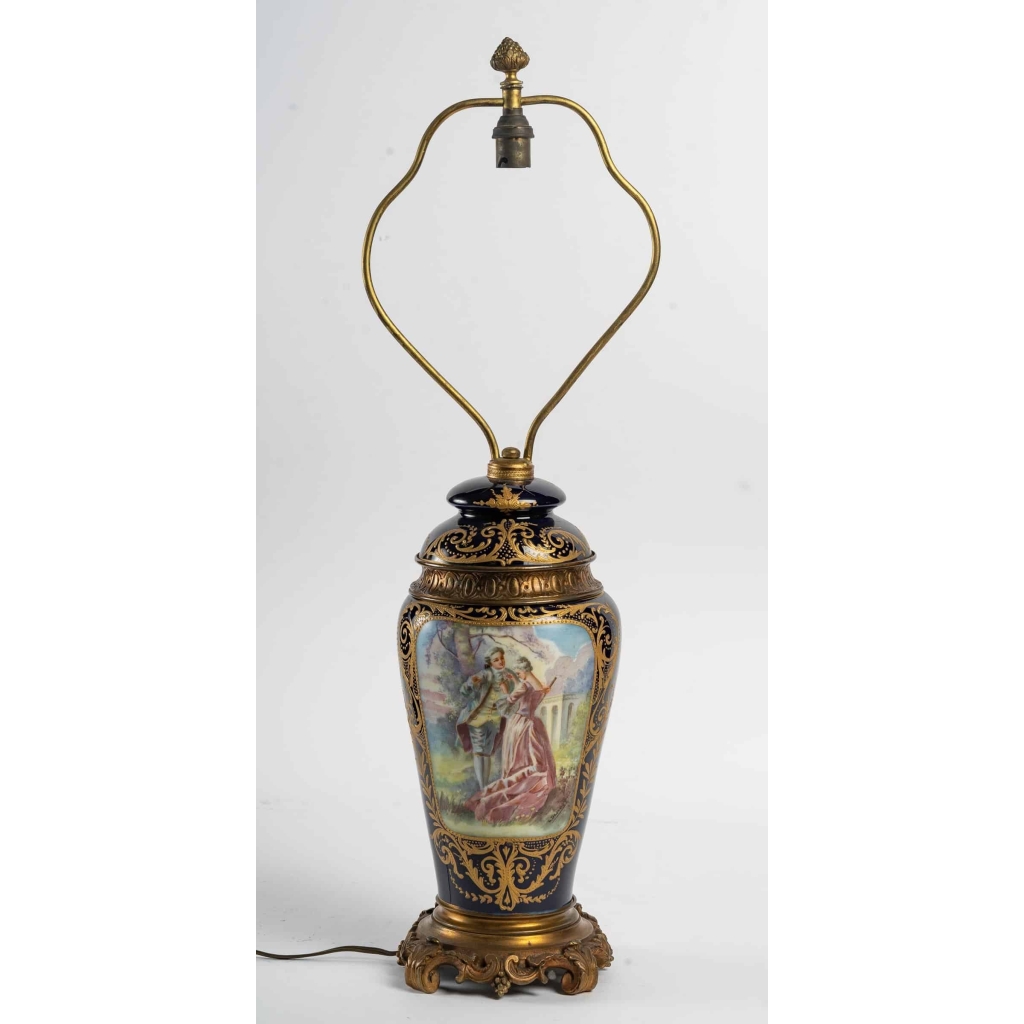 Une lampe en porcelaine fin XIXème siècle | Biron |||||||||