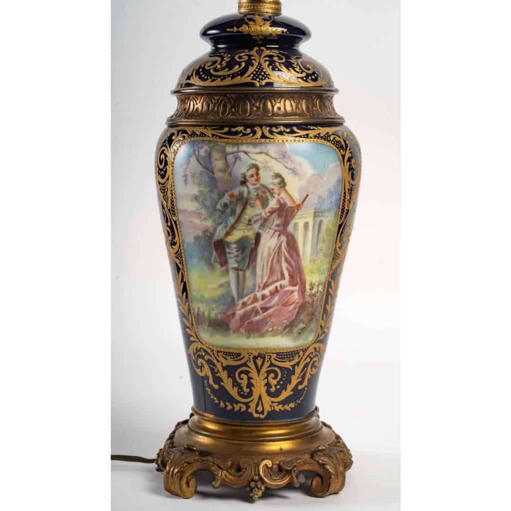 Une lampe en porcelaine fin XIXème siècle | Biron Une lampe en porcelaine fin XIXème siècle
