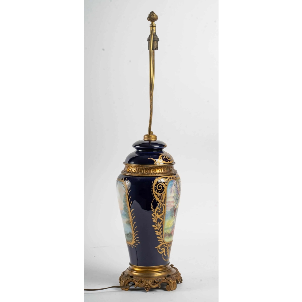 Une lampe en porcelaine fin XIXème siècle | Biron Une lampe en porcelaine fin XIXème siècle