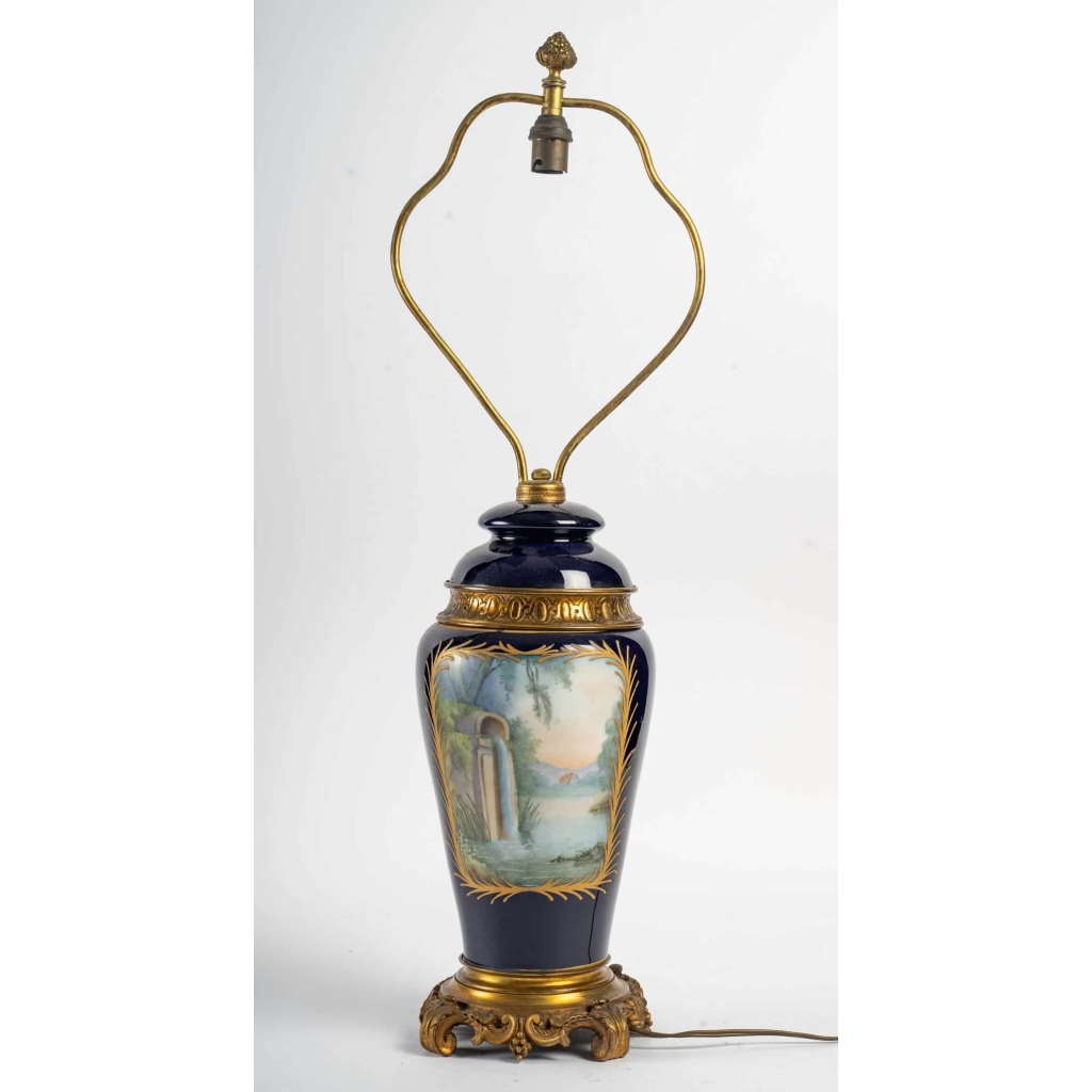 Une lampe en porcelaine fin XIXème siècle | Biron Une lampe en porcelaine fin XIXème siècle