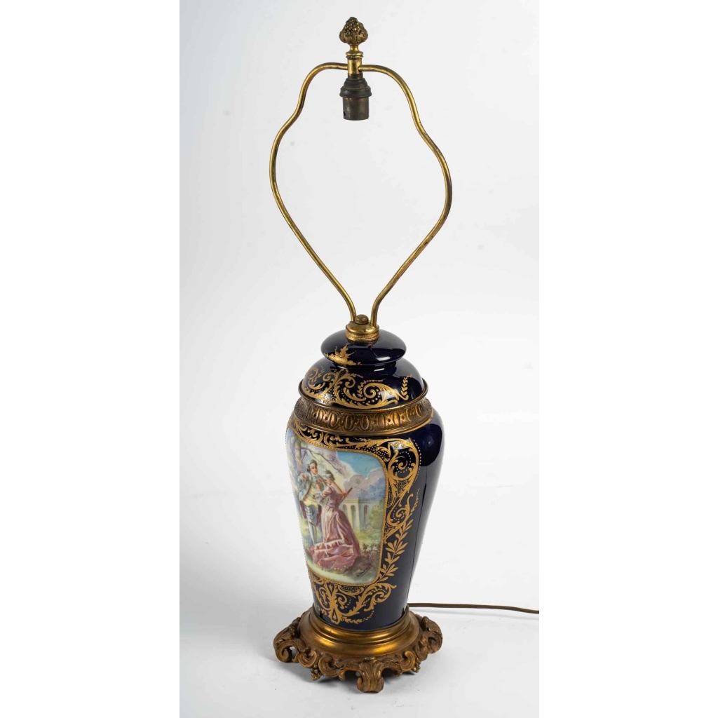 Une lampe en porcelaine fin XIXème siècle | Biron Une lampe en porcelaine fin XIXème siècle