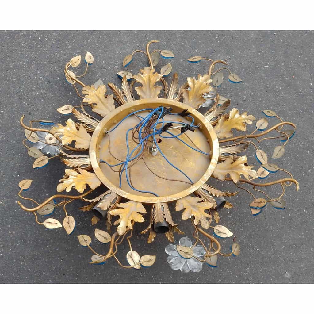 1970′ Plafonnier ou Applique à Décor de Fleurs et Feuilles en Métal Doré dlg Maison Baguès Feuilles en Verre Coloré Bleu