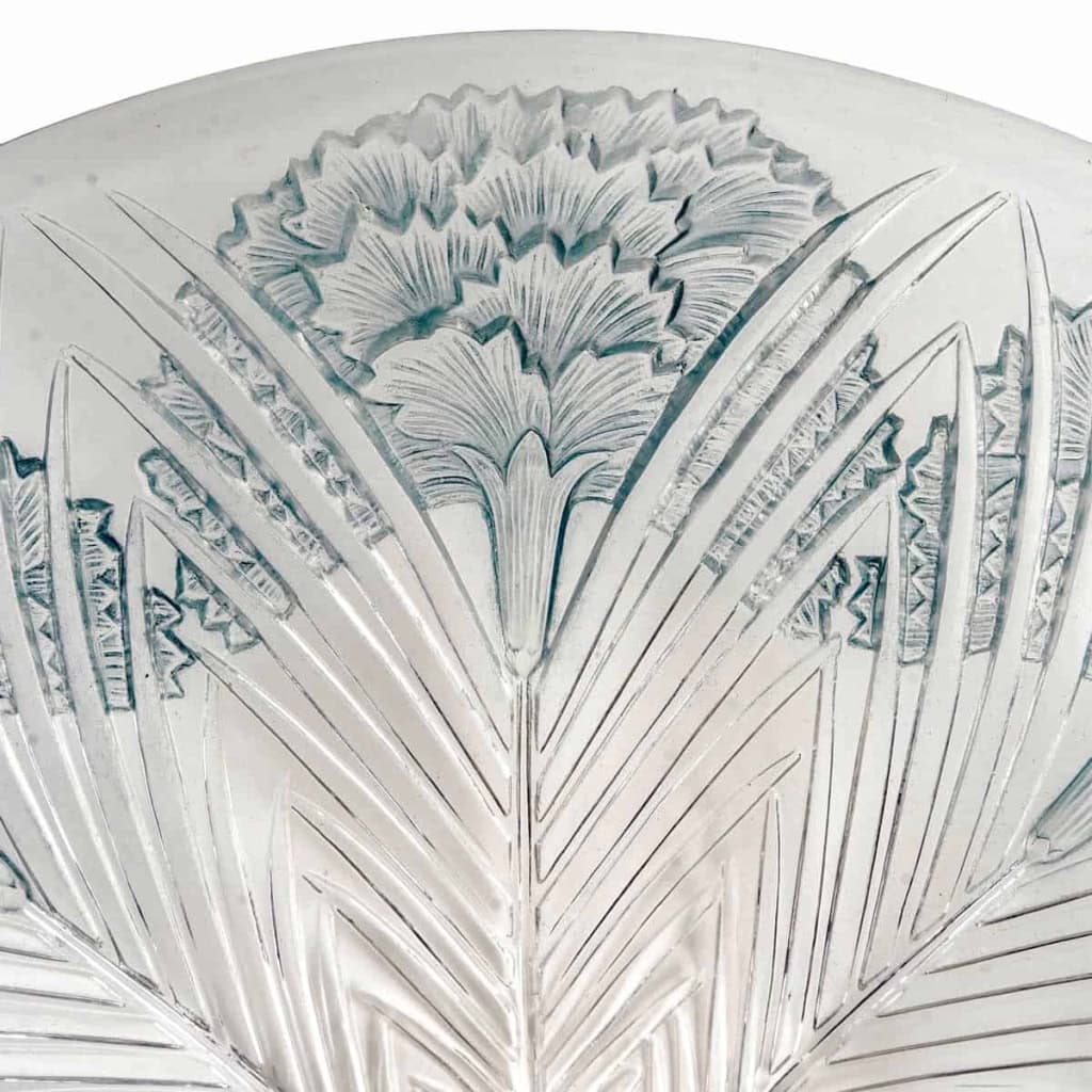 Coupe Plat « Oeillet » verre blanc patiné bleu de René LALIQUE | Biron Coupe Plat "Oeillet" verre blanc patiné bleu de René LALIQUE