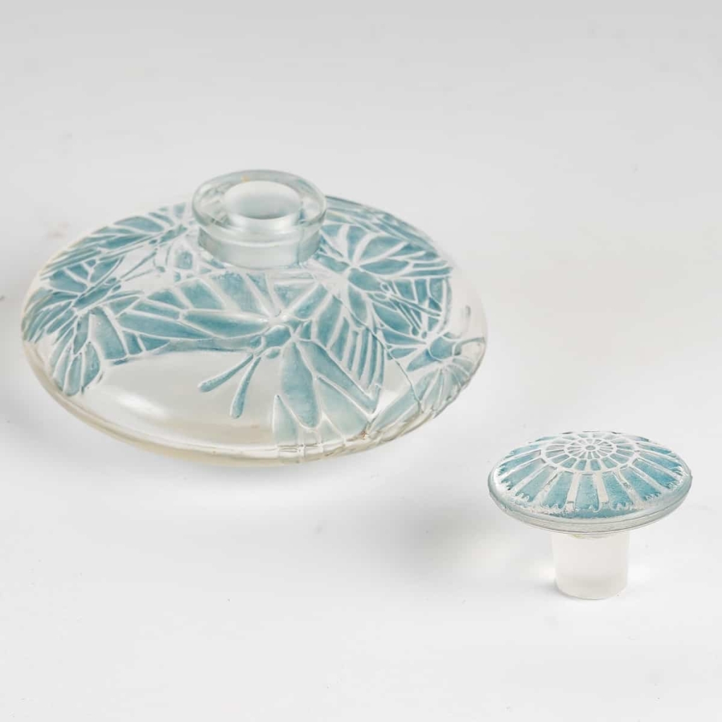 Flacon « Misti » en verre blanc patiné bleu de René LALIQUE pour L.T PIVER | Biron Flacon "Misti" en verre blanc patiné bleu de René LALIQUE pour L.T PIVER