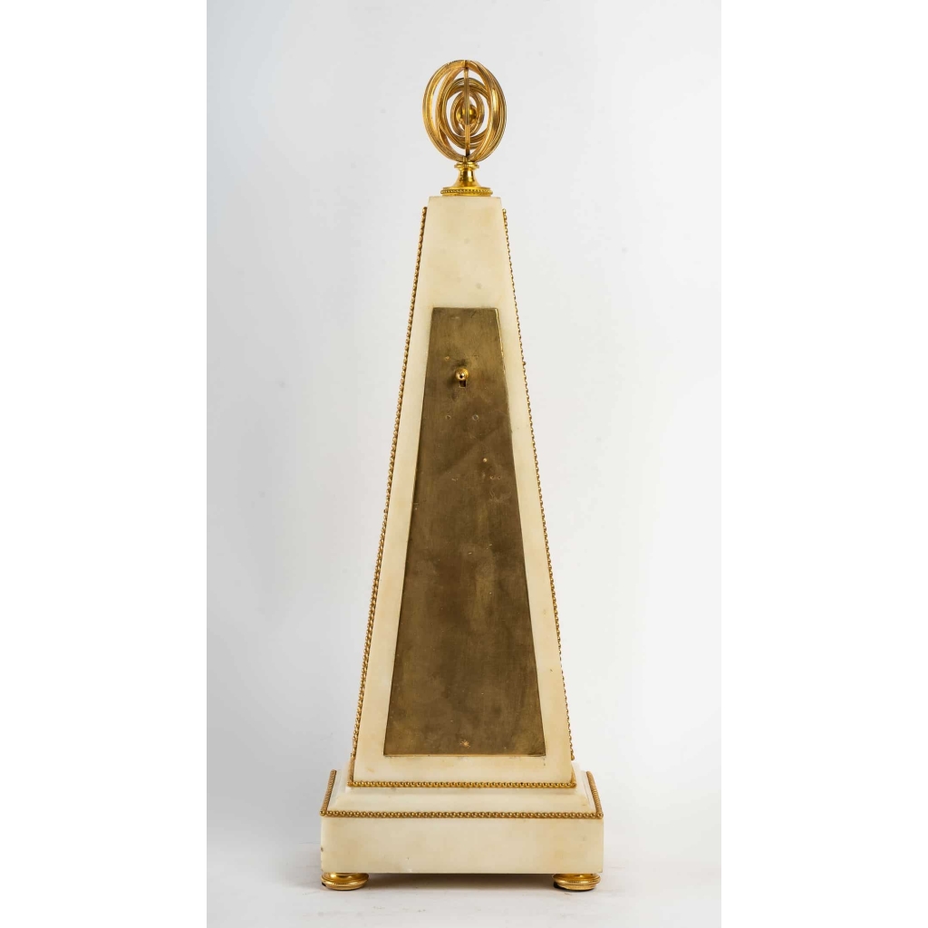 Pendule obélisque d’époque Louis XVI (1774 – 1793). | Biron Pendule obélisque d'époque Louis XVI (1774 - 1793).