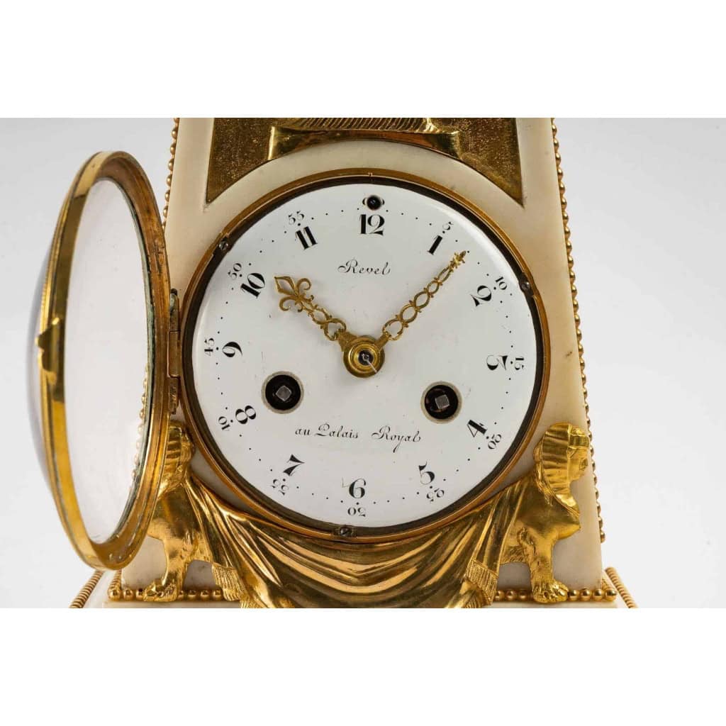 Pendule obélisque d’époque Louis XVI (1774 – 1793). | Biron Pendule obélisque d'époque Louis XVI (1774 - 1793).