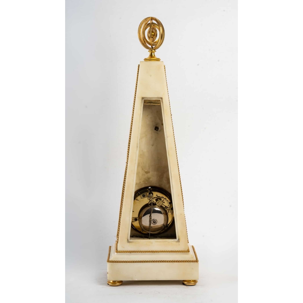 Pendule obélisque d’époque Louis XVI (1774 – 1793). | Biron Pendule obélisque d'époque Louis XVI (1774 - 1793).