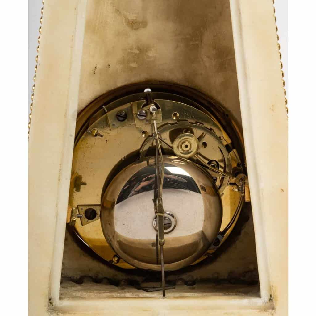 Pendule obélisque d’époque Louis XVI (1774 – 1793). | Biron Pendule obélisque d'époque Louis XVI (1774 - 1793).