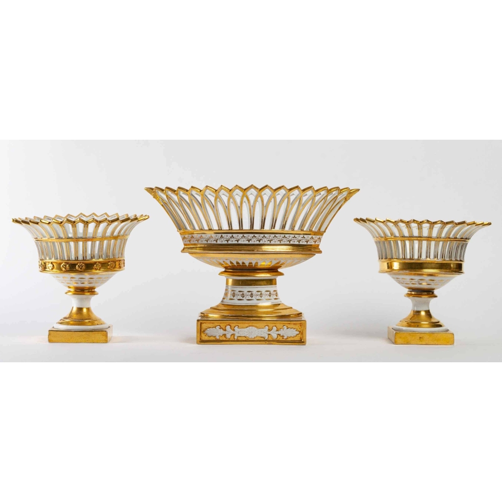 3 coupes en porcelaine de Paris, blanche et or, Époque Empire | Biron ||||||||||||||||||