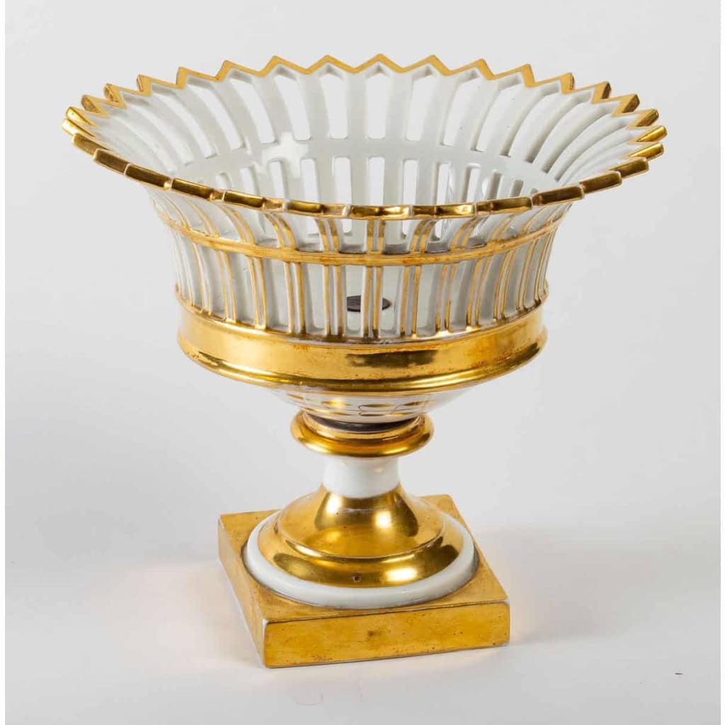 3 coupes en porcelaine de Paris, blanche et or, Époque Empire | Biron 3 coupes en porcelaine de Paris, blanche et or, Époque Empire